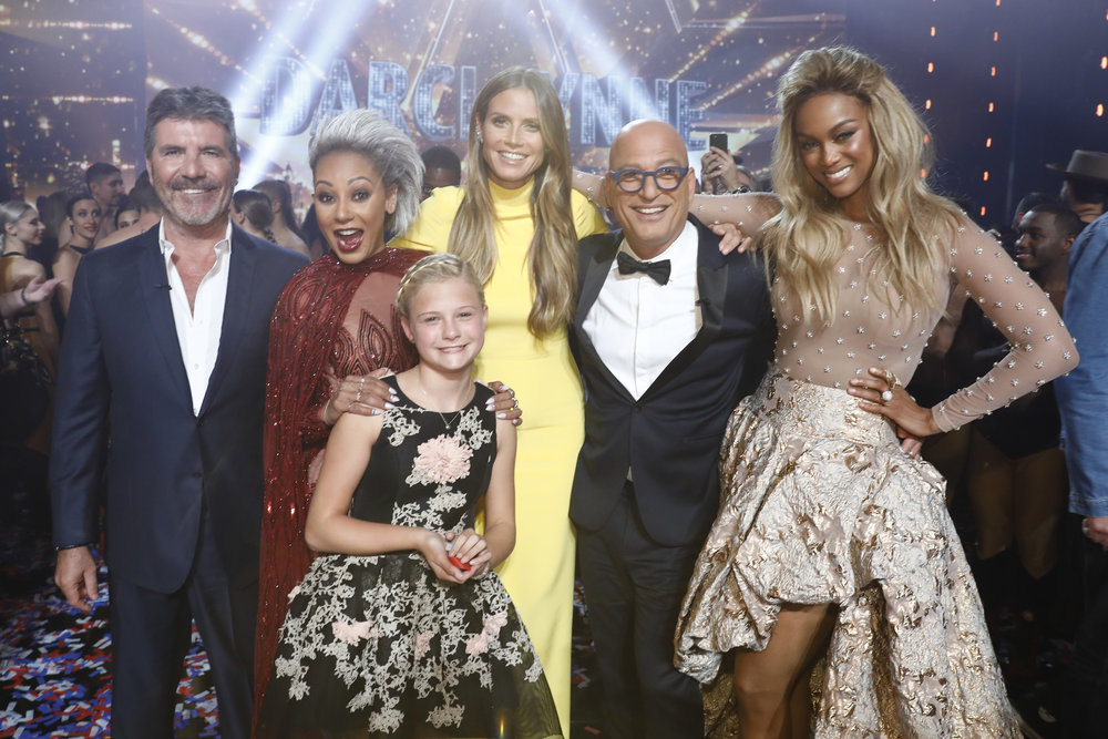 Kelly Clarkson Performs with 'AGT' Contestants Kechi & Angelica Hale During Finale!